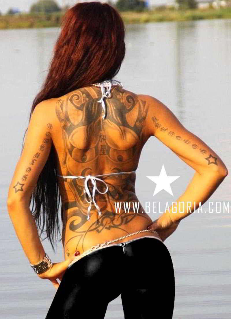 chica de espaldas con tatuaje de demonio Oni