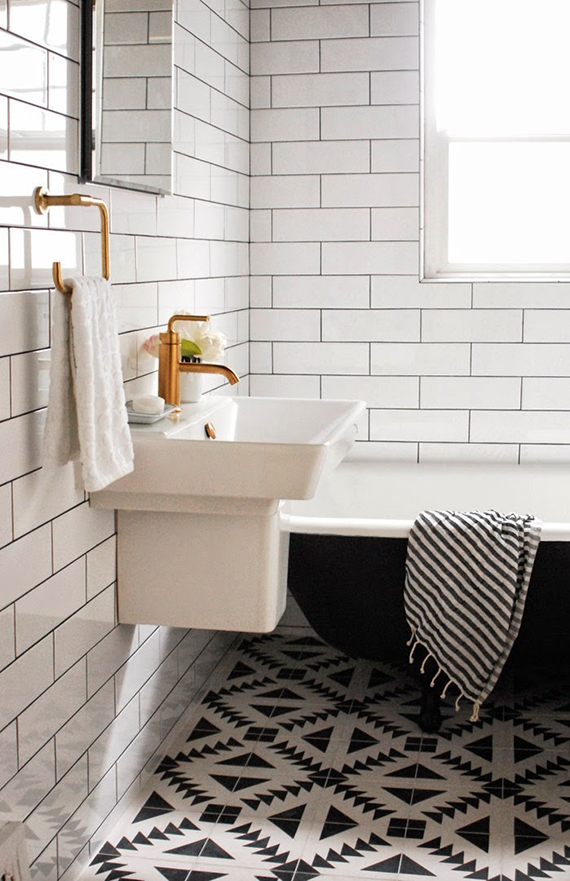 Black and white bathrooms | Bathroom renovation by Capree Kimball via Poppytalk