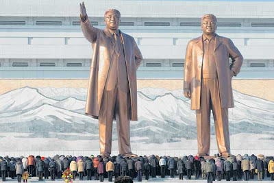 Patung gergasi bekas pemimpin komunis Korea Utara