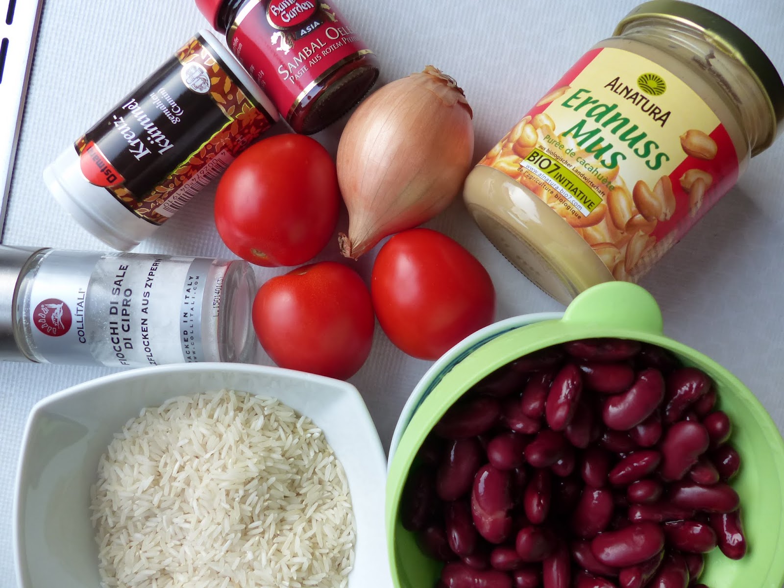 Meine Welt: Reis mit Kidneybohnen, Tomaten in Erdnusssoße (vegan)