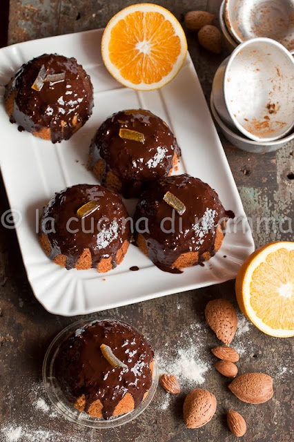 cupolette alla semola e mandorle con copertura di cioccolato all'arancia per mangiarematera