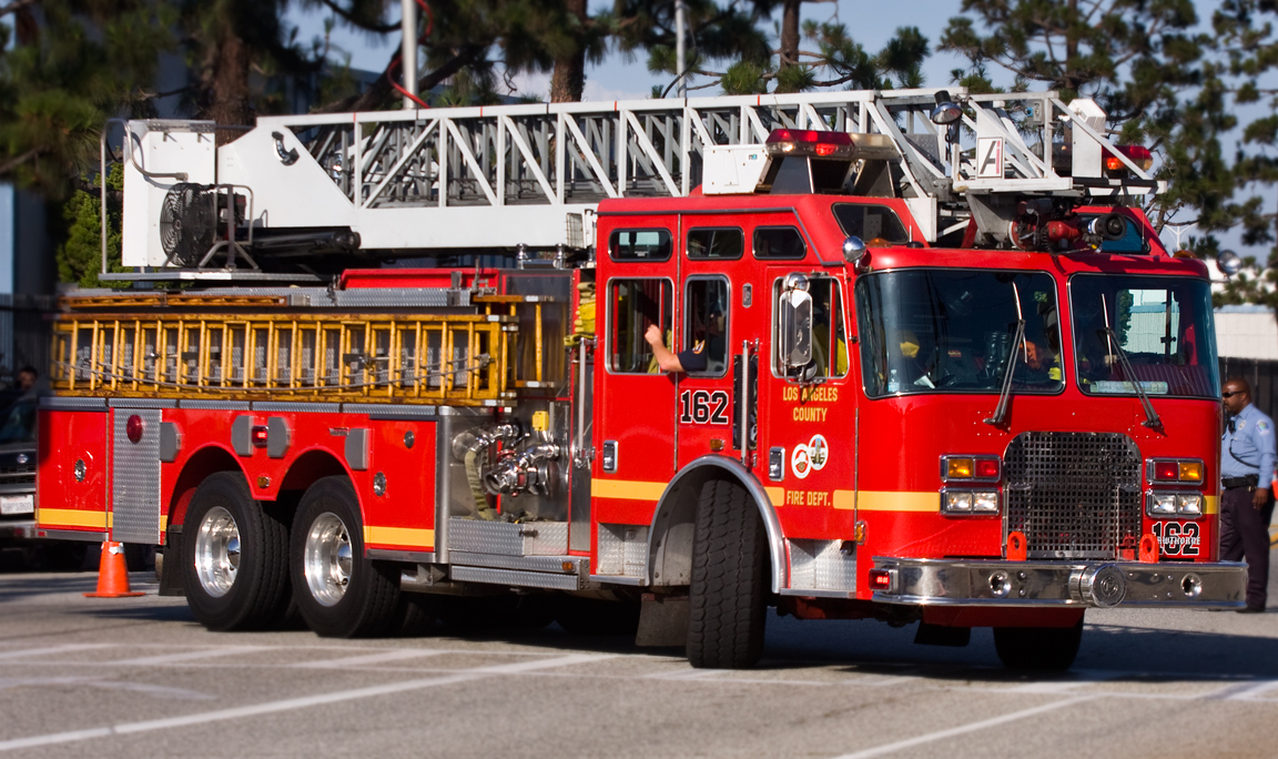 Посадка пожарных в автомобиль. Машина "Fire Truck" пожарная, 49450. Лос Анджелес пожарная. Лос Анджелес Fire engine. LAFD Ford 250.