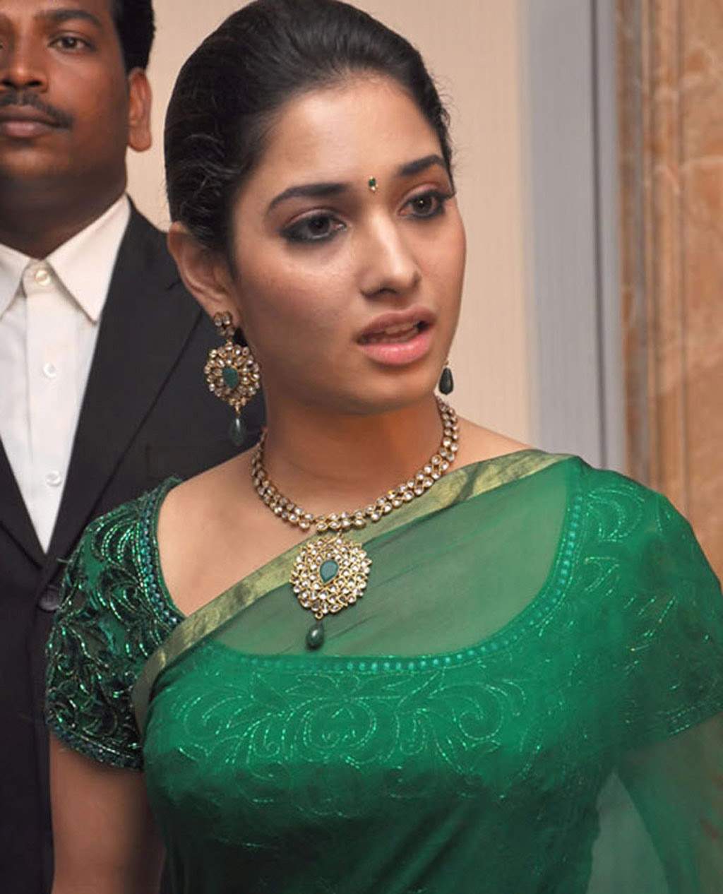 http://3.bp.blogspot.com/-cYqEmaps3pc/TdFa865wi0I/AAAAAAAAEeE/FYEb2wzeZ8U/s1600/tamil-actress-hot-in-saree-photos-1.jpg