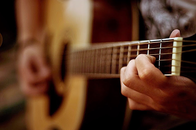Cara Belajar Main Gitar Mandiri, Lengkap dengan Foto dan Video Tutorialnya