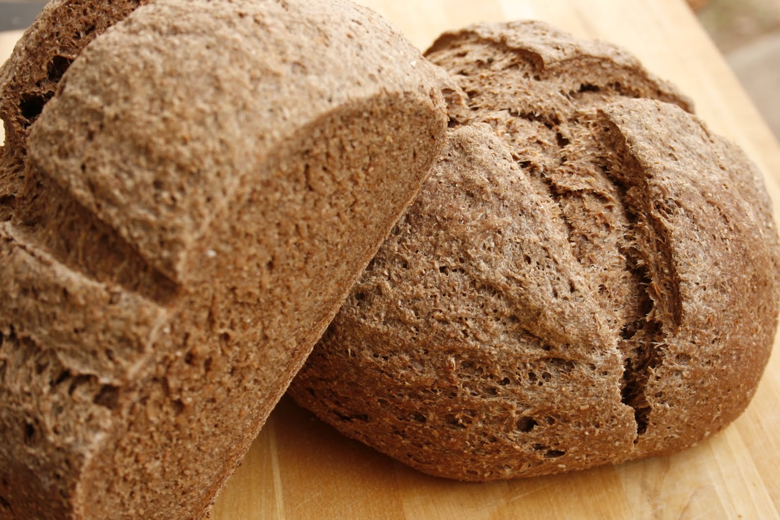 Производство ржаного хлеба. Черный хлеб. Черный ржаной хлеб. Кусочек ржаного хлеба. Ржаной хлеб 19 век.