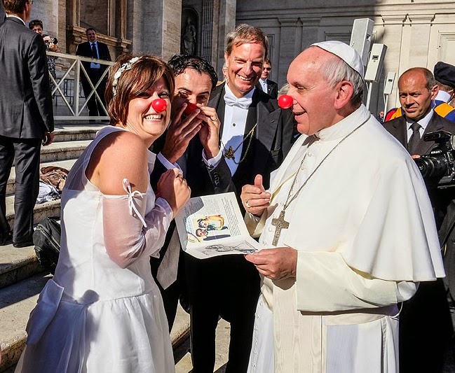 Papa Francisco celebra matrimônio de casais 