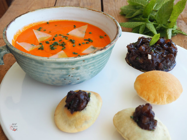 Sopa de tomate ahumada con queso Idiazabal, acompañada de un tartar de bonito prresentado como relleno de unos airbags de masa de pizza.