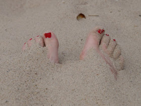 3 weitere Strandspiele, für die Ihr nichts als Eure Hände braucht - plus eine witzige Extra-Idee. Beine im Sand zu verbuddeln macht Kindern und Erwachsenen Spaß.
