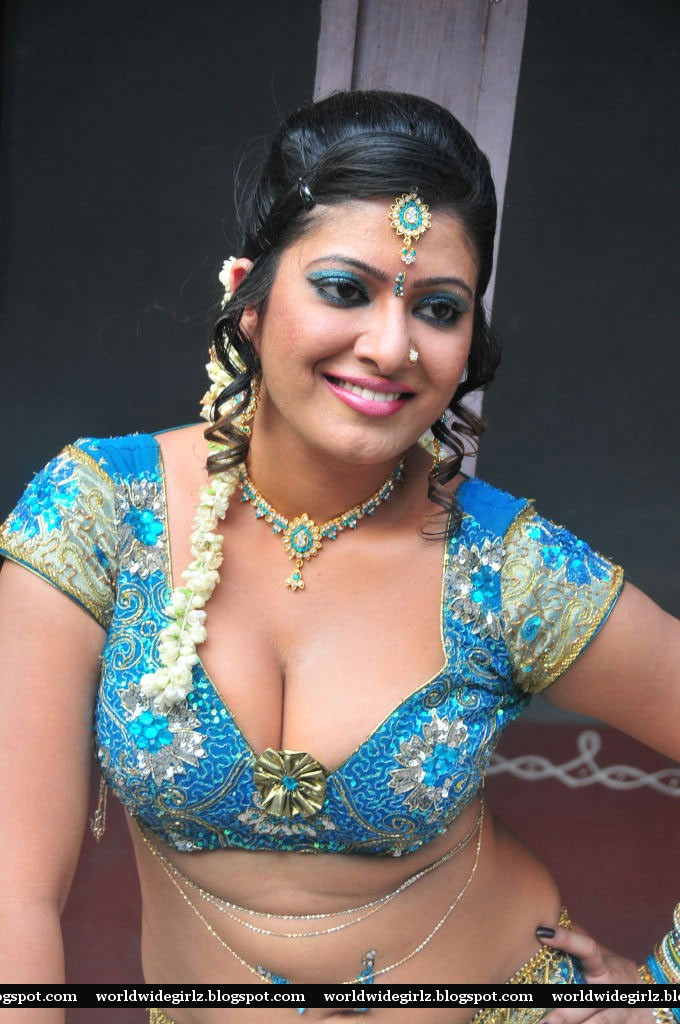 Masala Actress Taslima Deep Cleavage And Hot Navel Show In