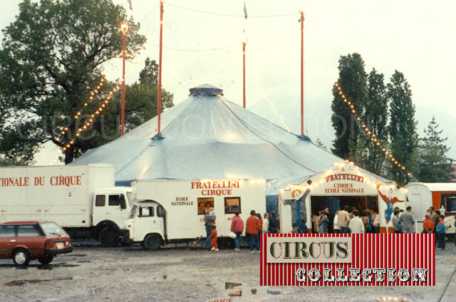 chapiteau, camions et entrées du cirque Français 