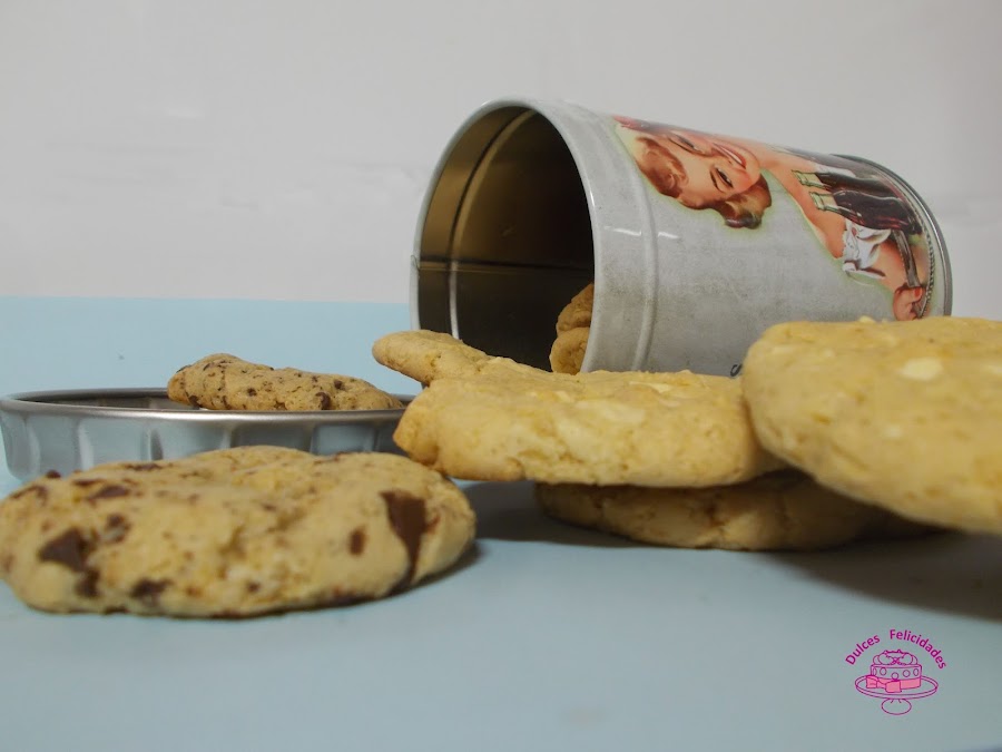Galletas con chips de chocolate blanco y negro