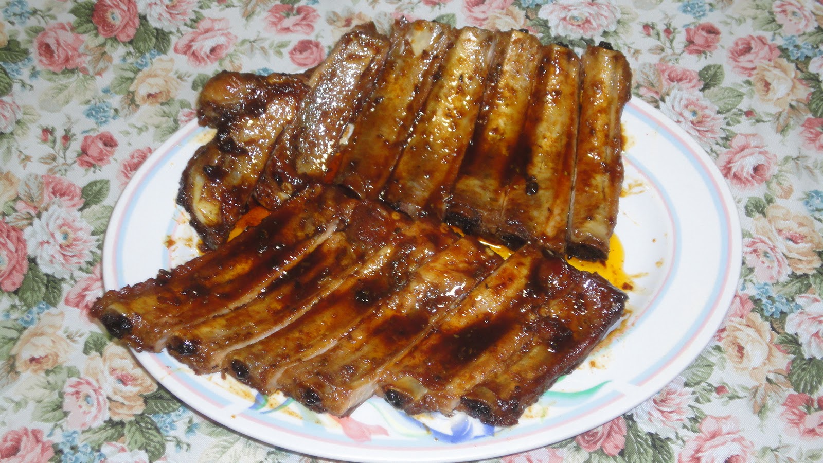 tenedor y cuchara Costillas asadas con salsa de soja y miel