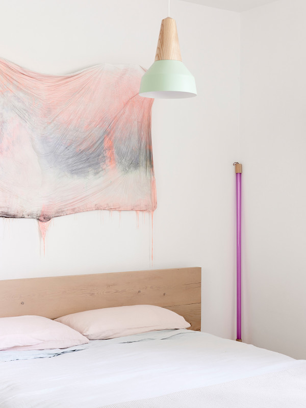 dormitorio luminoso con detalles en rosa quarzo chicanddeco