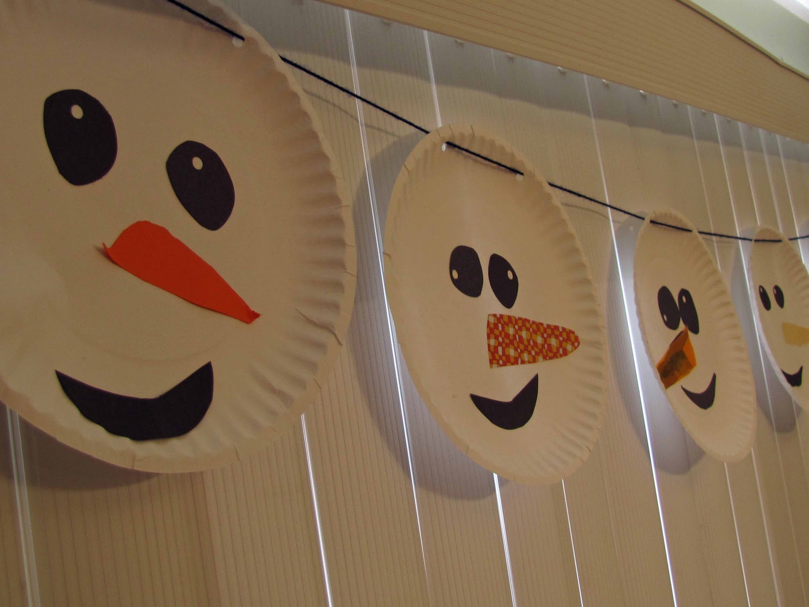 гирлянда из стаканчиков одноразовых. гирлянда из одноразовых стаканчиков. новогодние украшения из бумажных стаканчиков. гирлянда из пластиковых стаканчиков. гирлянда из пластиковых стаканчиков.