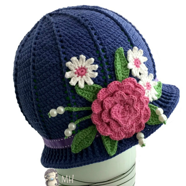 Gorro a crochet con flores para niña