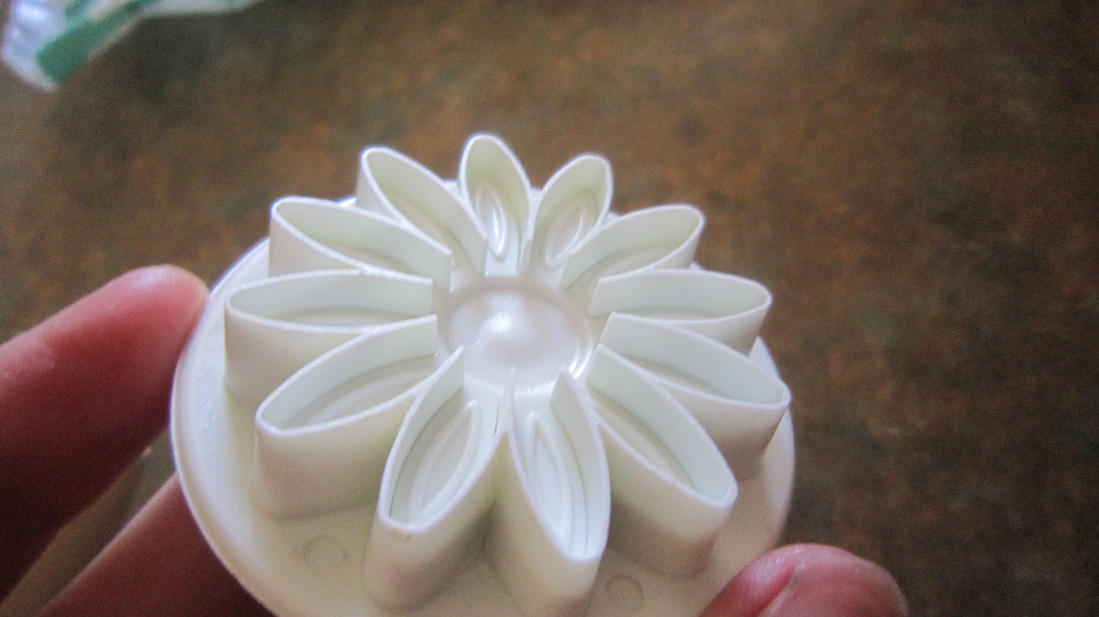 Virtual little craft cafe Marshmallow Fondant Flowers with bees