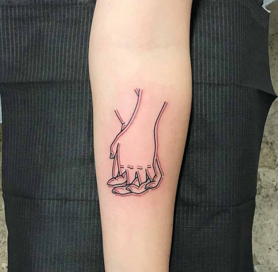 Imagen de tatuaje de manos lineales en una joven