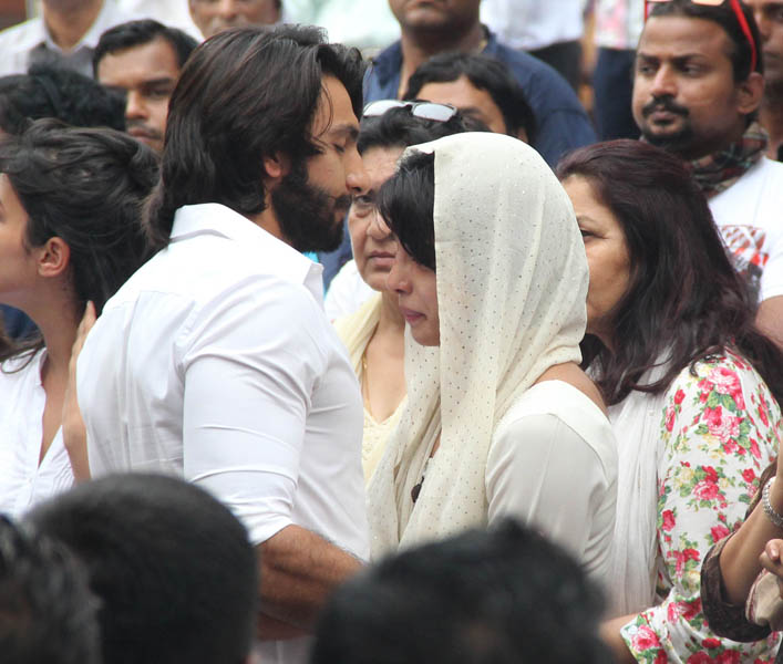 Celebs At Funeral Of Dr. Ashok Chopra Photos