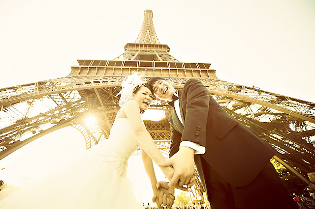 under eiffel tower and the sun. gorgeous wedding picture daren chong photo