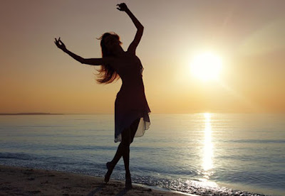 Resultado de imagem para mulher dançando sozinha