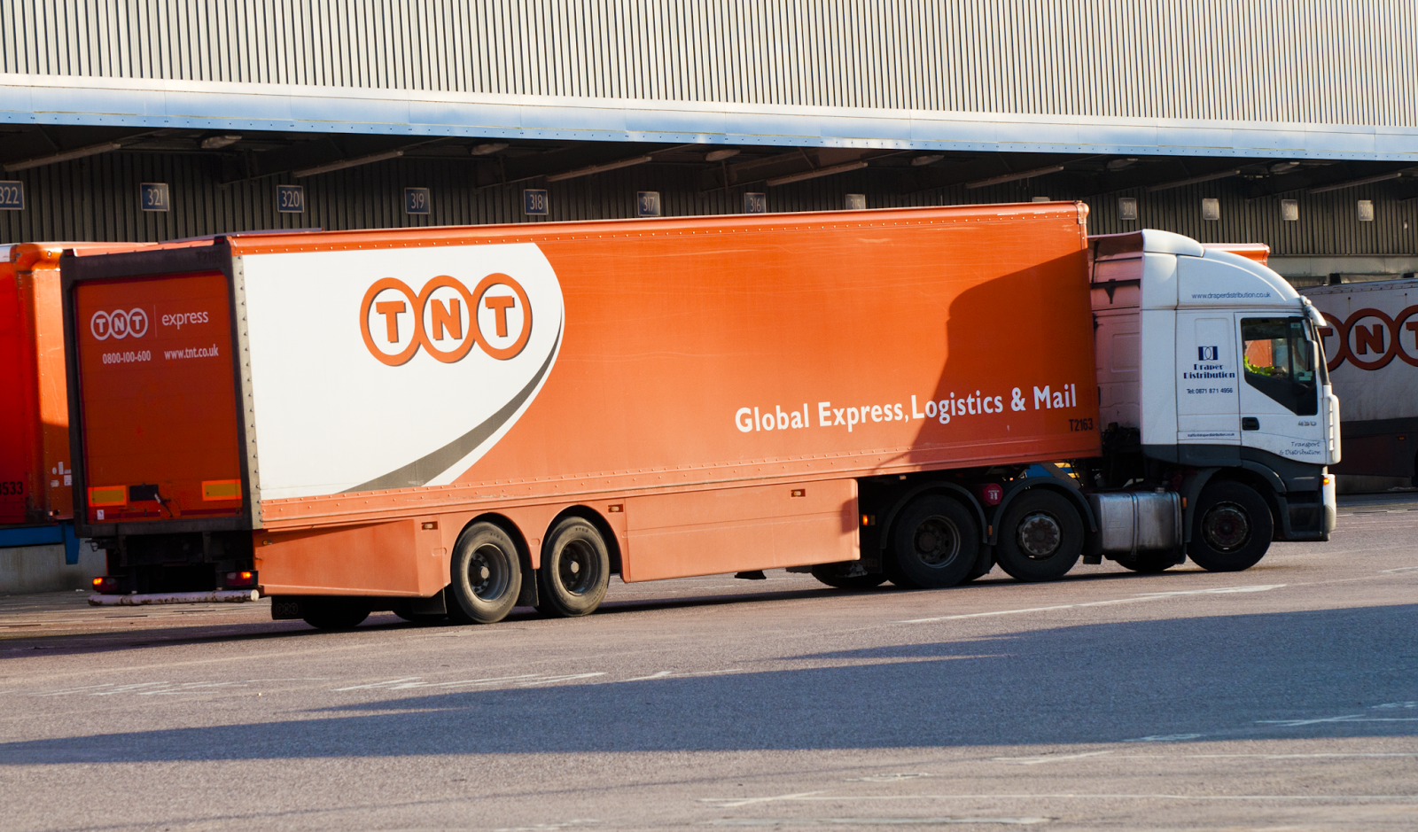 TNT Vehicles TNT Trailer and subcontractor (2013)