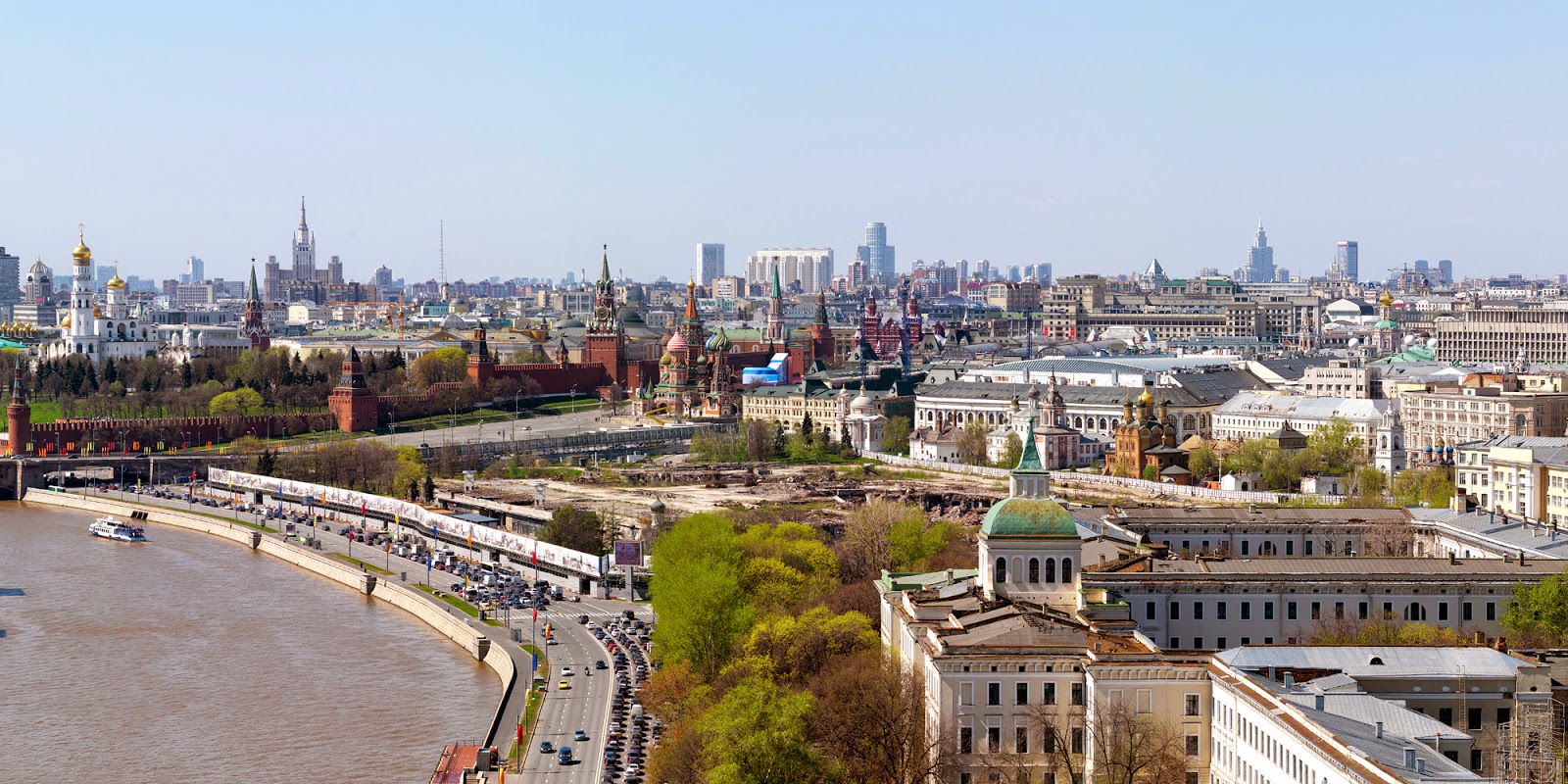 Места в москве на этой неделе. Места в москве на этой неделе. Лобное место в москве на красной площади. Красивая площадь. Москва парящий мост зарядье.