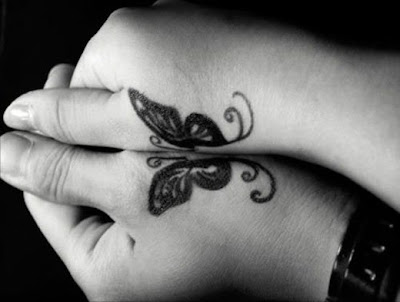 Tatuaje para dos de mariposas en las manos