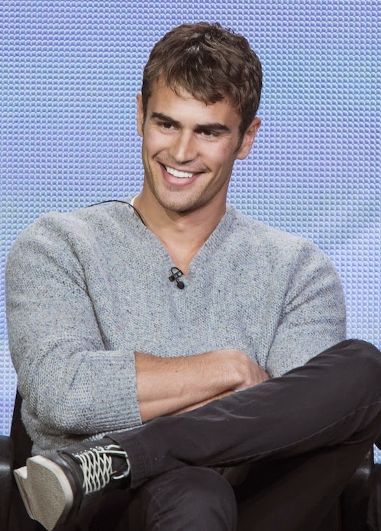 El chico guapo del Jueves Theo James