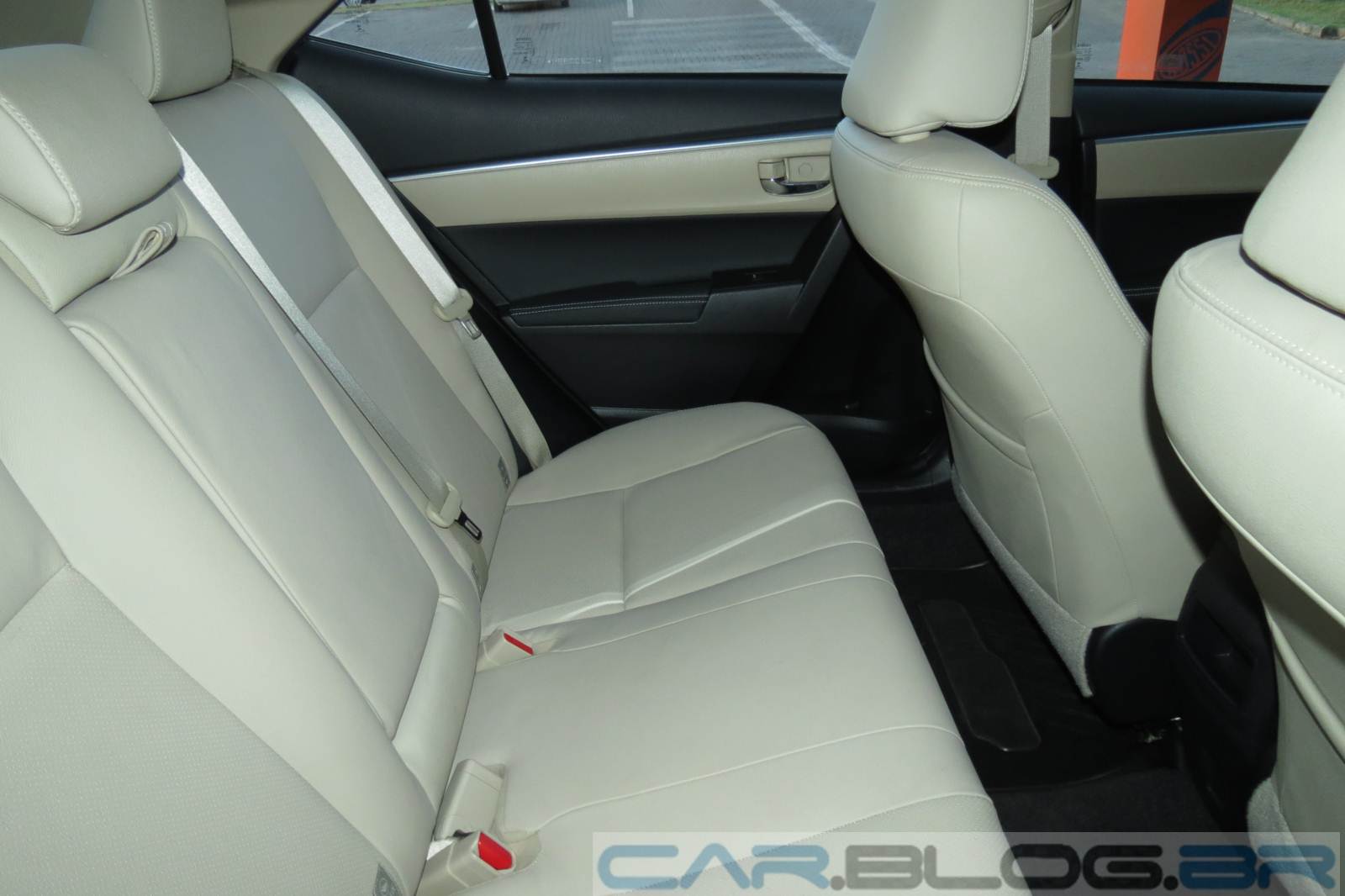 Toyota Corolla Altis 2015 - interior - espaço traseiro