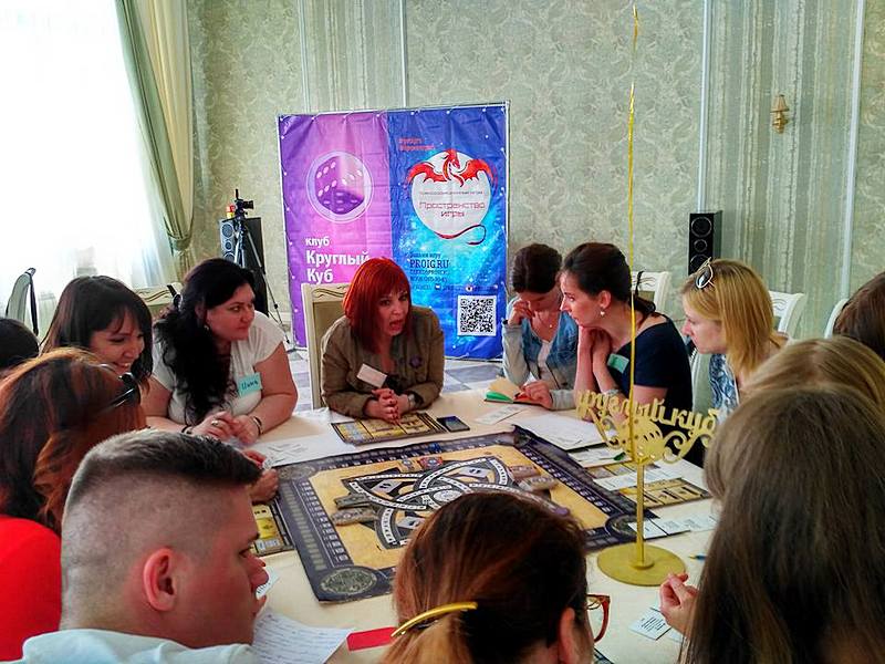 Времена года игра десятое королевство. Шоу круглый стол. Развивающий круглый игровой. Команл. Игра "собери 4" hasbro.