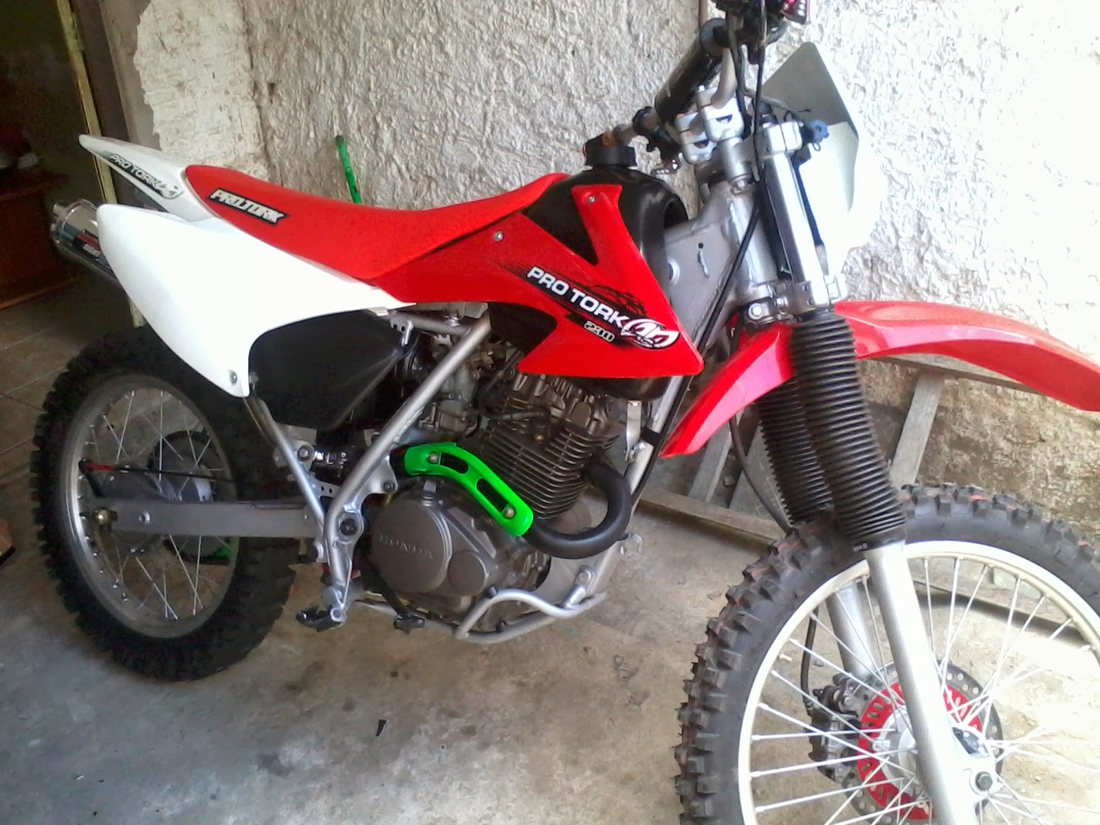 TRILHEIROS DE PEDRA XR 200 COM ROLPA DE CRF 230