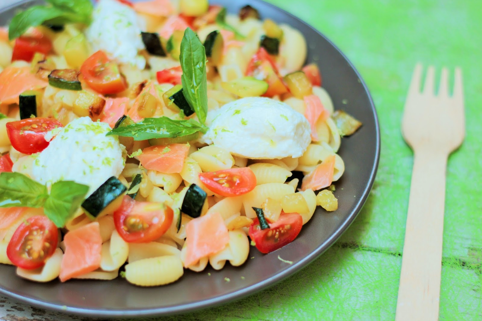 Salade de pâtes à la ricotta, saumon fumé, petits légumes et citron vert CAMELIE