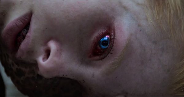 Película Cadáver. Cara y ojo azul del cuerpo de Hannah Grace.