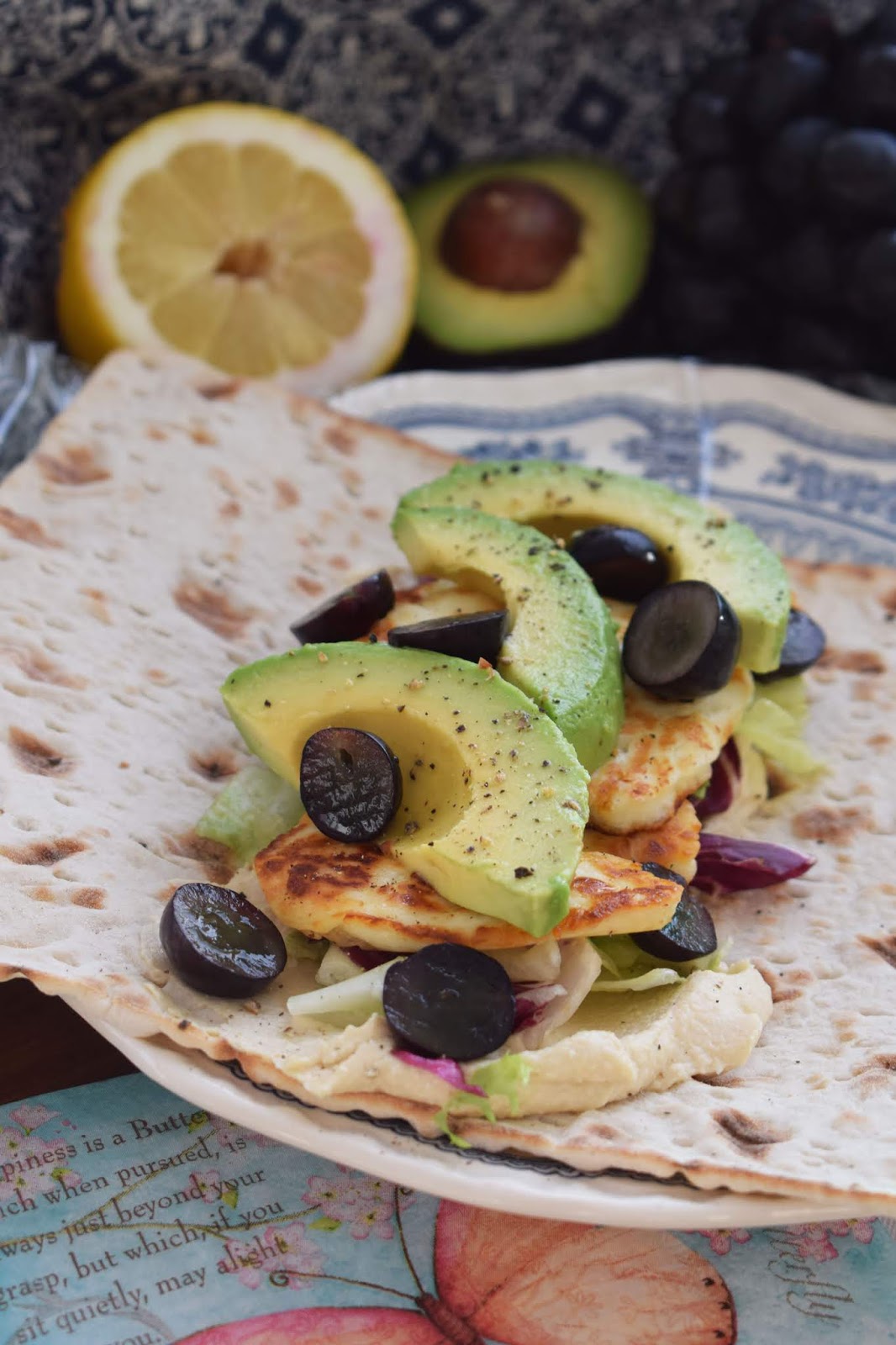 Smaskelismaskens Wrap med halloumi, avokado och hummus