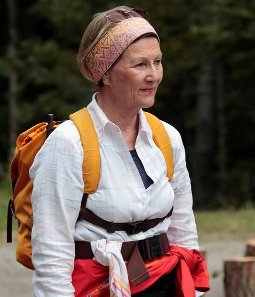 The 80-year old Queen Sonja of Norway walked in the woods in Drafnkollen with multicultural women and the Norwegian Trekking Association