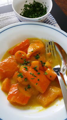 Savoureuse soupe de potimarron et carottes au lait de coco;cette soupe est naturellement sucrée,subtile,suave,est formidable pour remonter le moral!