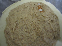 Crème d'amandes et fève sur premier disque de pâte feuilletée