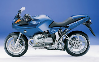 Blauwe BMW motorfiets met zwart zadel en wielen