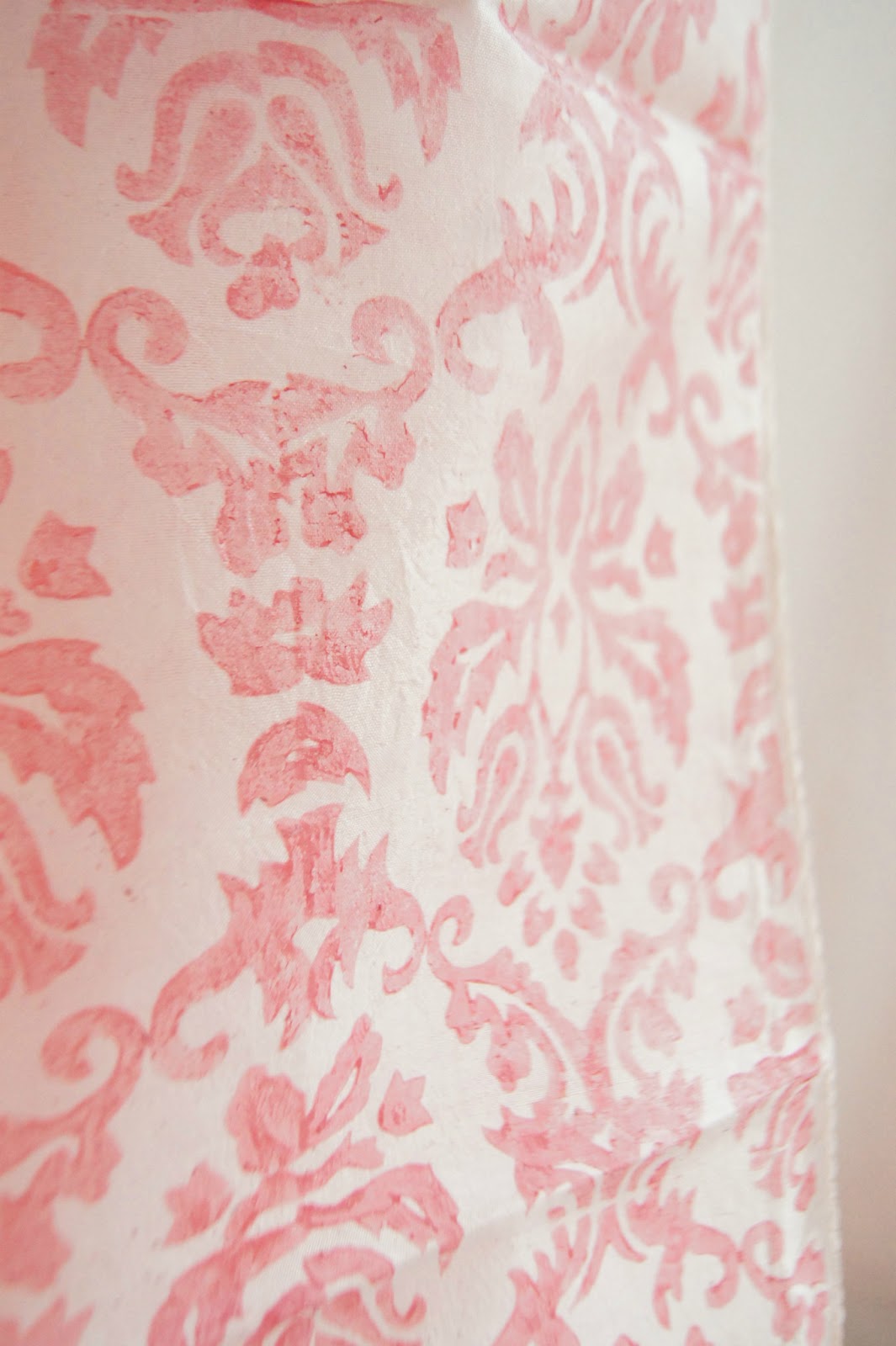 pink and white damask wallpaper - www.high-definition-wallpaper.com