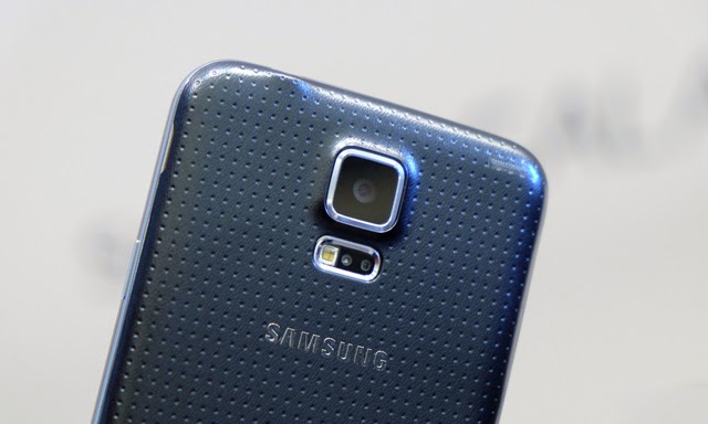The two small hoses on the right of the main LED flash of Galaxy S5 is the heart rate monitoring sensor