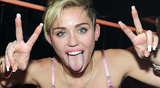 Pose Seksi Miley Cyrus Sambil Menjulurkan Lidah