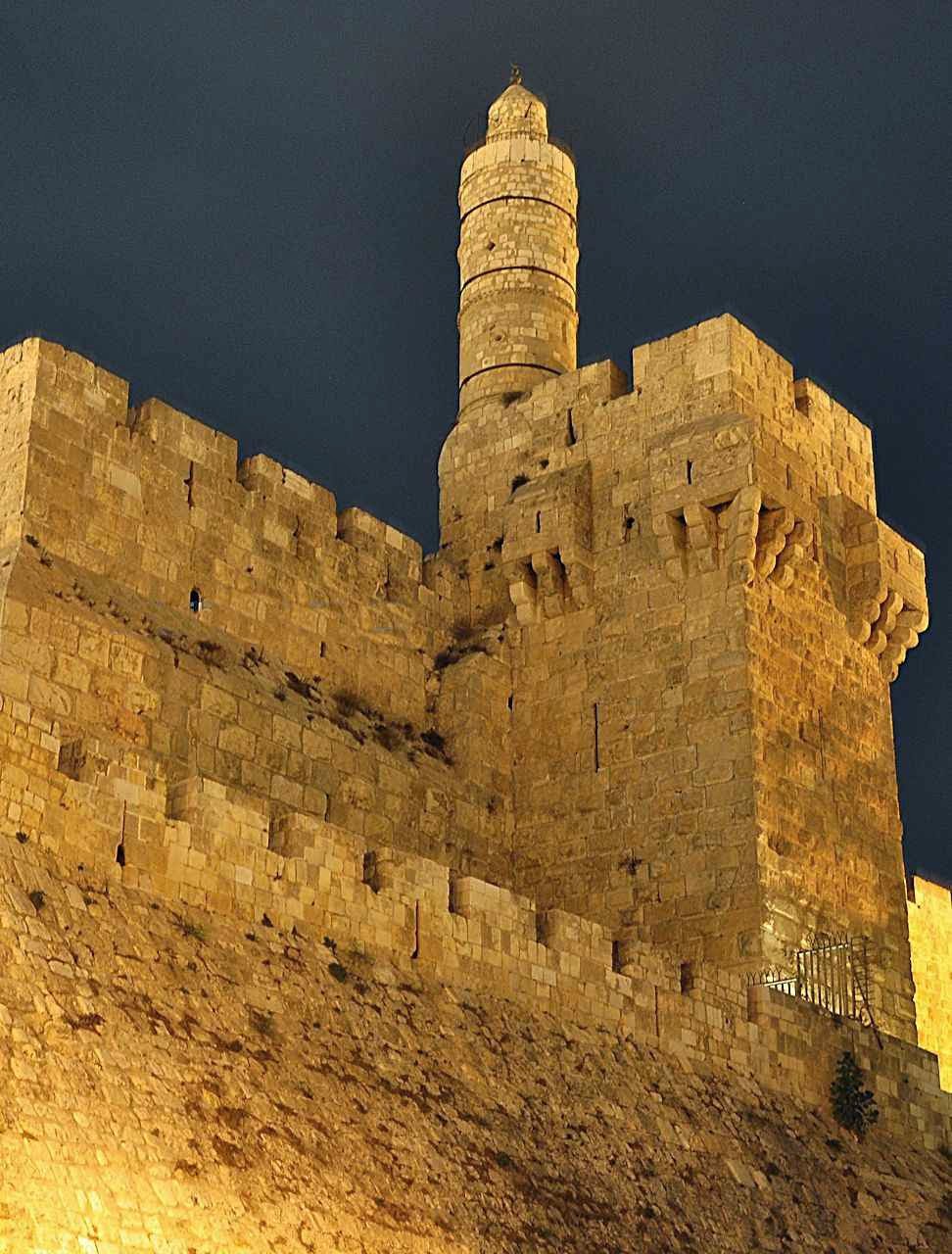 A Torre de David de construção cruzada e otomana posterior está sobre os fundamentos do Palácio de Herodes
