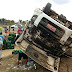 BOM EXEMPLO / Cidadãos de bem lutam para evitar saques em carga de caminhão tombado em Quixabeira