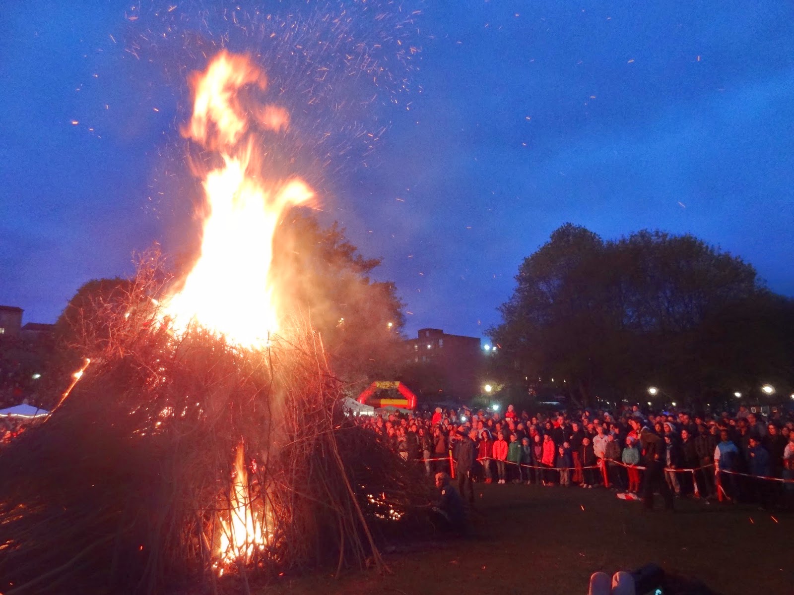 Night Happy (bonfire, österåker södermanland, made