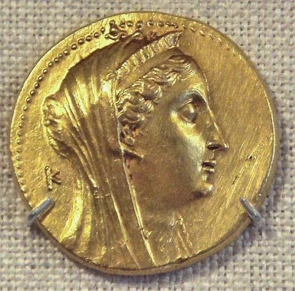 عملة عليها وجه ارسينوى زوجة بطليموس الثانى