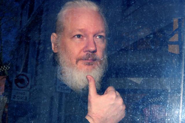 En monopatín y ropa interior: los días de Assange dentro de la embajada de Ecuador