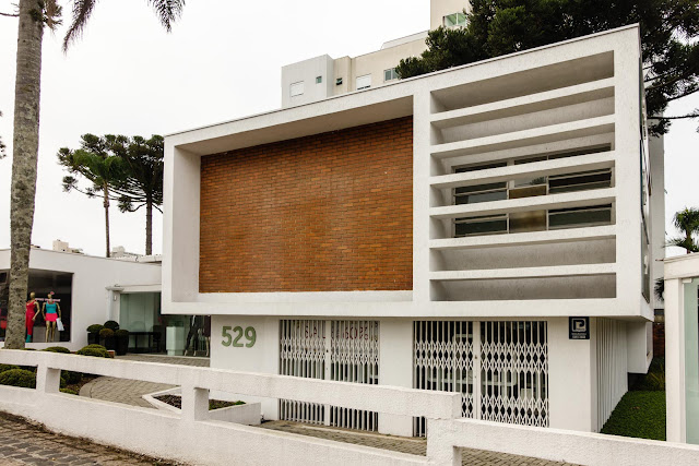 Casa modernista na Rua Bom Jesus, em Curitiba