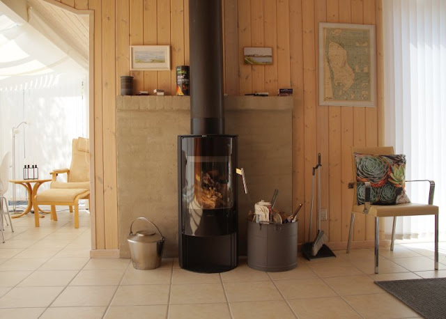 Ferienhaus-Urlaub mit Abwechslung: Ein Ferienhaus mit Aussicht und eins in der Idylle. Ein Kaminofen im dänischen Ferienhaus sorgt für Gemütlichkeit.