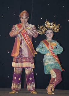 Dian Sastro memakai Baju Kurung Palembang sewaktu acara 