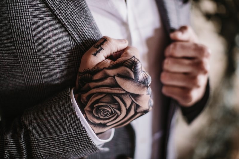 una boda industrial - novio tatuado - editorial moda nupcial